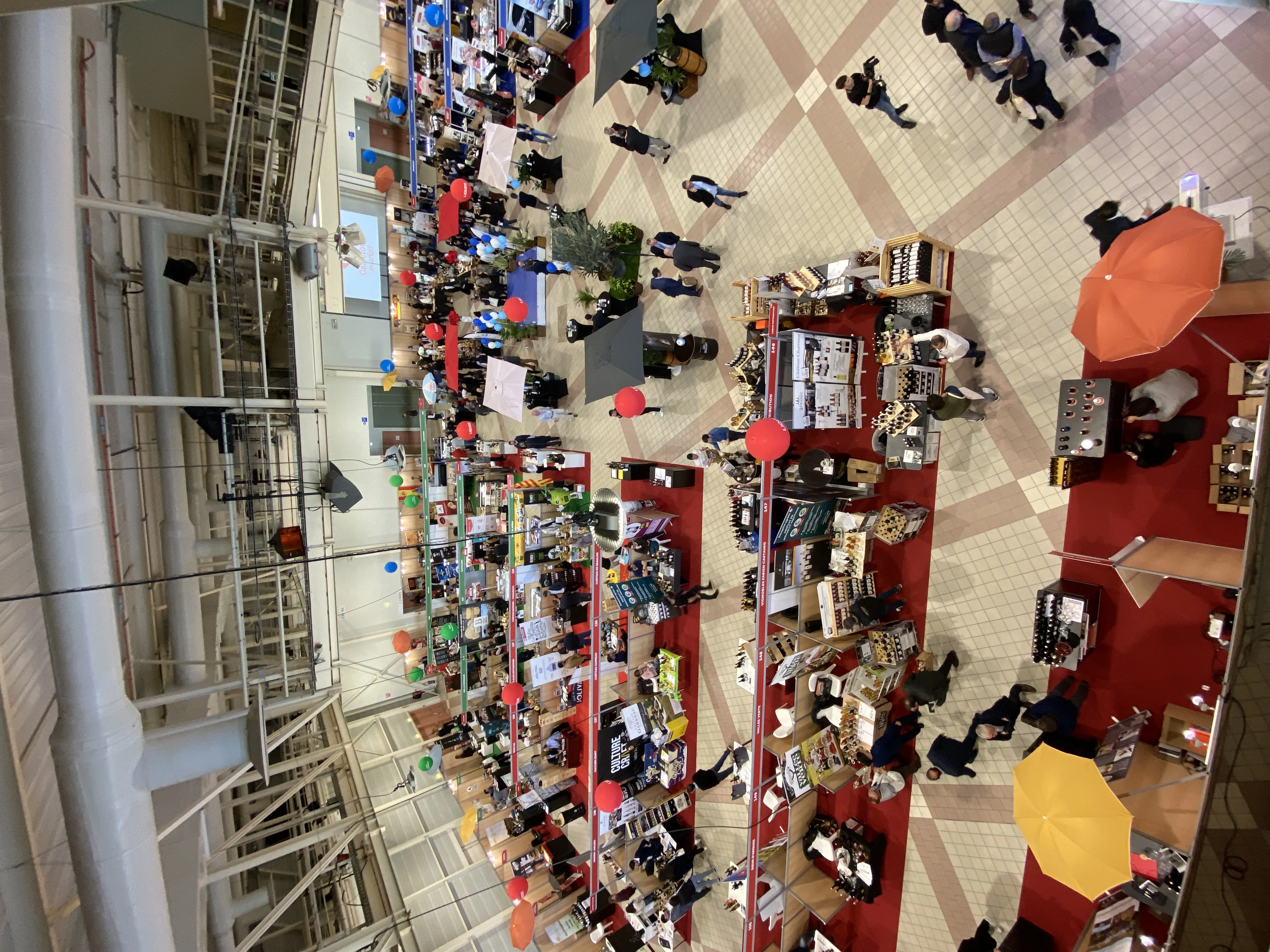 Stand animé avec visiteurs sur un salon professionnel à Toulouse